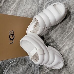 NWB Women's size 9 UGG Platform Clog Sandals